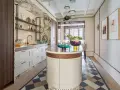 Cocina moderna y elegante, ideal para reformar tu hogar. Isla central, encimeras de mármol y detalles en cobre.