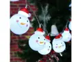 Luces de muñecos de nieve con gorros rojos, perfectos adornos navideños caseros para exterior, iluminan la noche festiva.
