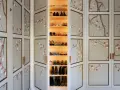 Armario con puertas decoradas con ramas de cerezo en flor. Ideas para decorar tu armario por fuera con un toque artístico y elegante.