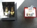 Detalle del interruptor de paso por dentro: contactos metálicos en un lado y resortes en el otro, listos para conectar.