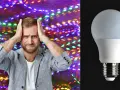 Hombre agobiado por luces de colores, mientras una bombilla LED se muestra. ¿Será que las luces led gastan mucha luz?