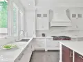Cocina blanca moderna con encimera de mármol. La idea de pintar encimera cocina es perfecta para este espacio.