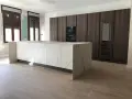 Isla de cocina moderna con encimera de mármol y armarios oscuros. Se aprecian las medidas de los muebles de cocina en el diseño.