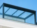 Modernos cristales para acristalar terraza, creando un espacio luminoso y protegido bajo el cielo azul.