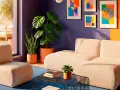 Sofá y sillón de peluche color crema, plantas exuberantes y arte abstracto vibrante en las paredes, evocando un estilo moderno con toques de **art déco**.