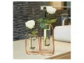 Dos jarrones de cristal grandes con rosas blancas, ideales para decorar tu hogar con elegancia.
