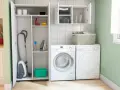 Lavaderos pequeños con lavadora, secadora, aspiradora y armarios organizados.