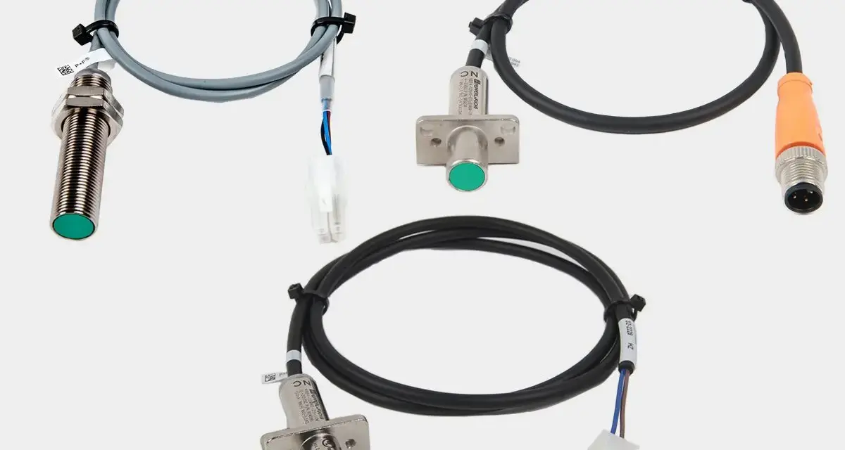 Tres sensores de proximidad con cables y conectores, parte de un esquema detector de presencia.