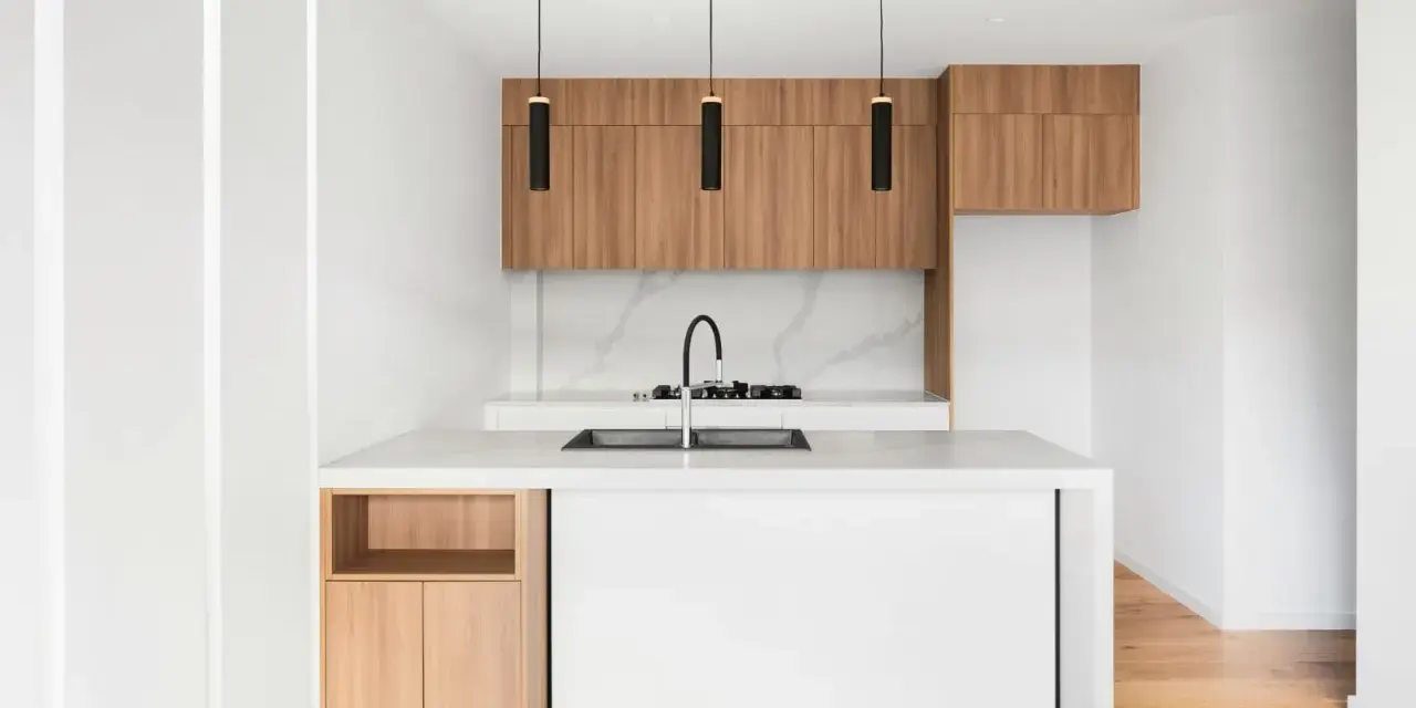 Cocinas pequeñas con barra, minimalistas y modernas, con gabinetes de madera y encimera blanca.