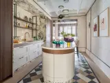 Cocina moderna y elegante, ideal para reformar tu hogar. Isla central, encimeras de mármol y detalles en cobre.
