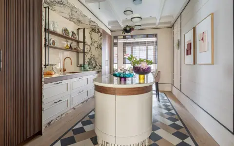 Cocina moderna y elegante, ideal para reformar tu hogar. Isla central, encimeras de mármol y detalles en cobre.