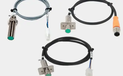 Tres sensores de proximidad con cables y conectores, parte de un esquema detector de presencia.
