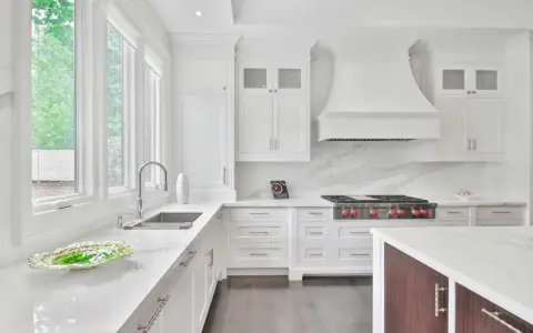 Cocina blanca moderna con encimera de mármol. La idea de pintar encimera cocina es perfecta para este espacio.