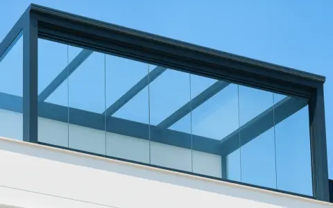 Modernos cristales para acristalar terraza, creando un espacio luminoso y protegido bajo el cielo azul.