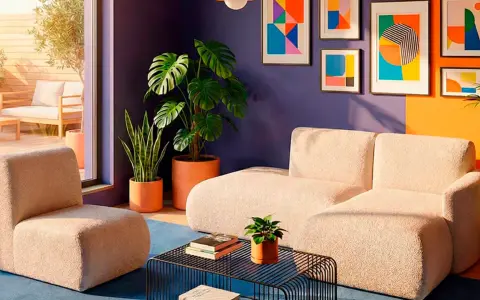 Sofá y sillón de peluche color crema, plantas exuberantes y arte abstracto vibrante en las paredes, evocando un estilo moderno con toques de **art déco**.
