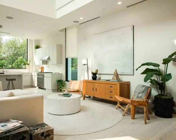 Un salón luminoso con cocina integrada, muebles de madera clara y decoración minimalista, reflejando un estilo nordico casa.