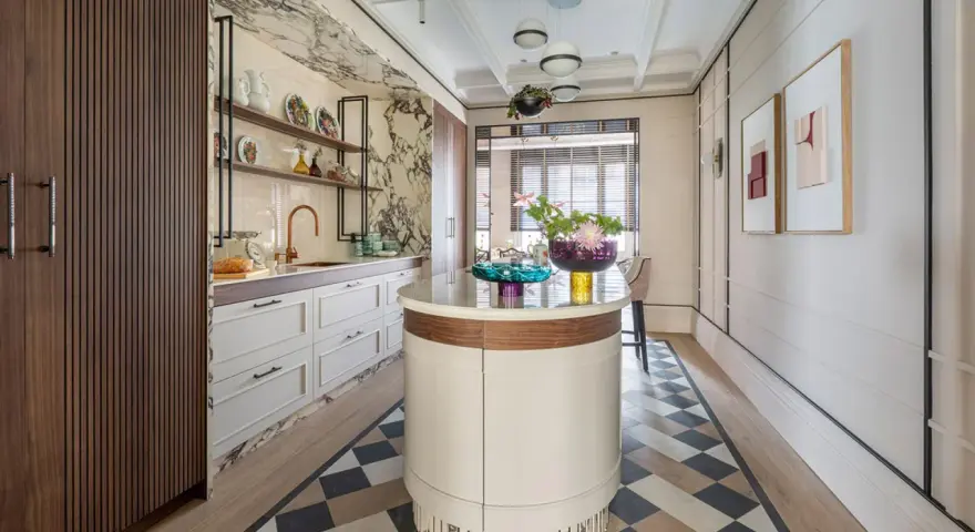 Cocina moderna y elegante, ideal para reformar tu hogar. Isla central, encimeras de mármol y detalles en cobre.
