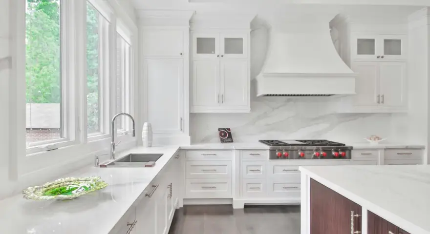 Cocina blanca moderna con encimera de mármol. La idea de pintar encimera cocina es perfecta para este espacio.