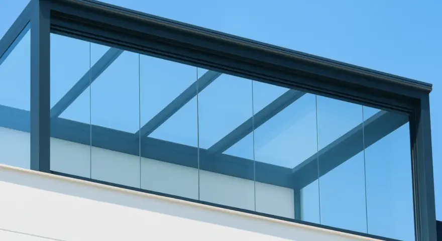 Modernos cristales para acristalar terraza, creando un espacio luminoso y protegido bajo el cielo azul.