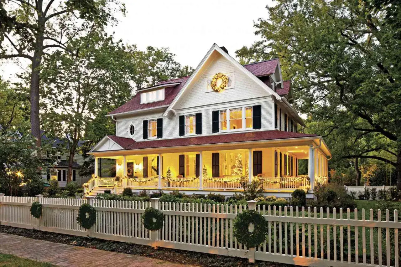 Casa adornada con guirnaldas y coronas, creando un ambiente festivo con adornos navide&ntilde;os caseros para exterior.