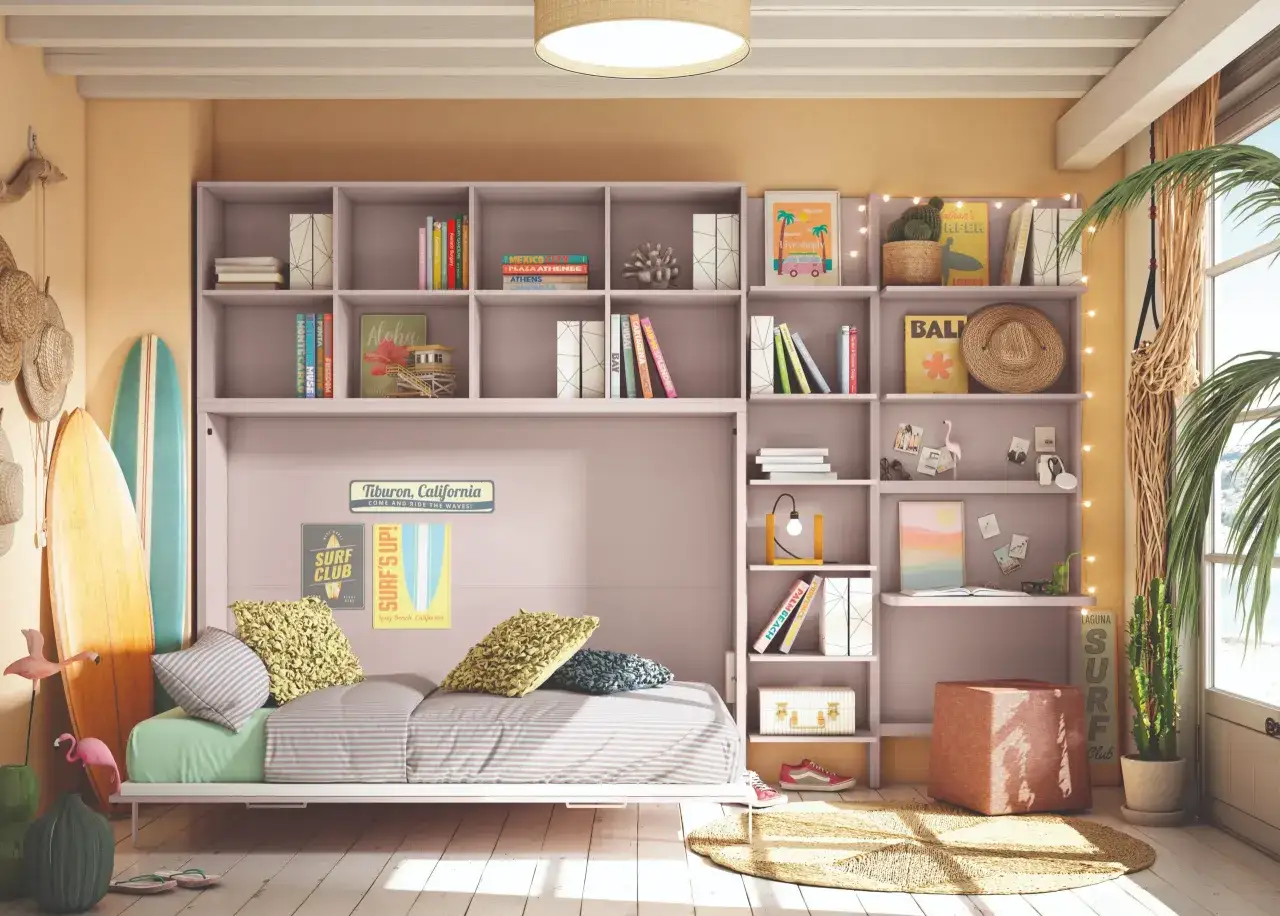 Habitaciones juveniles modernas con tem&aacute;tica playera: cama, estanter&iacute;as llenas de libros y objetos decorativos, tablas de surf y flamencos.