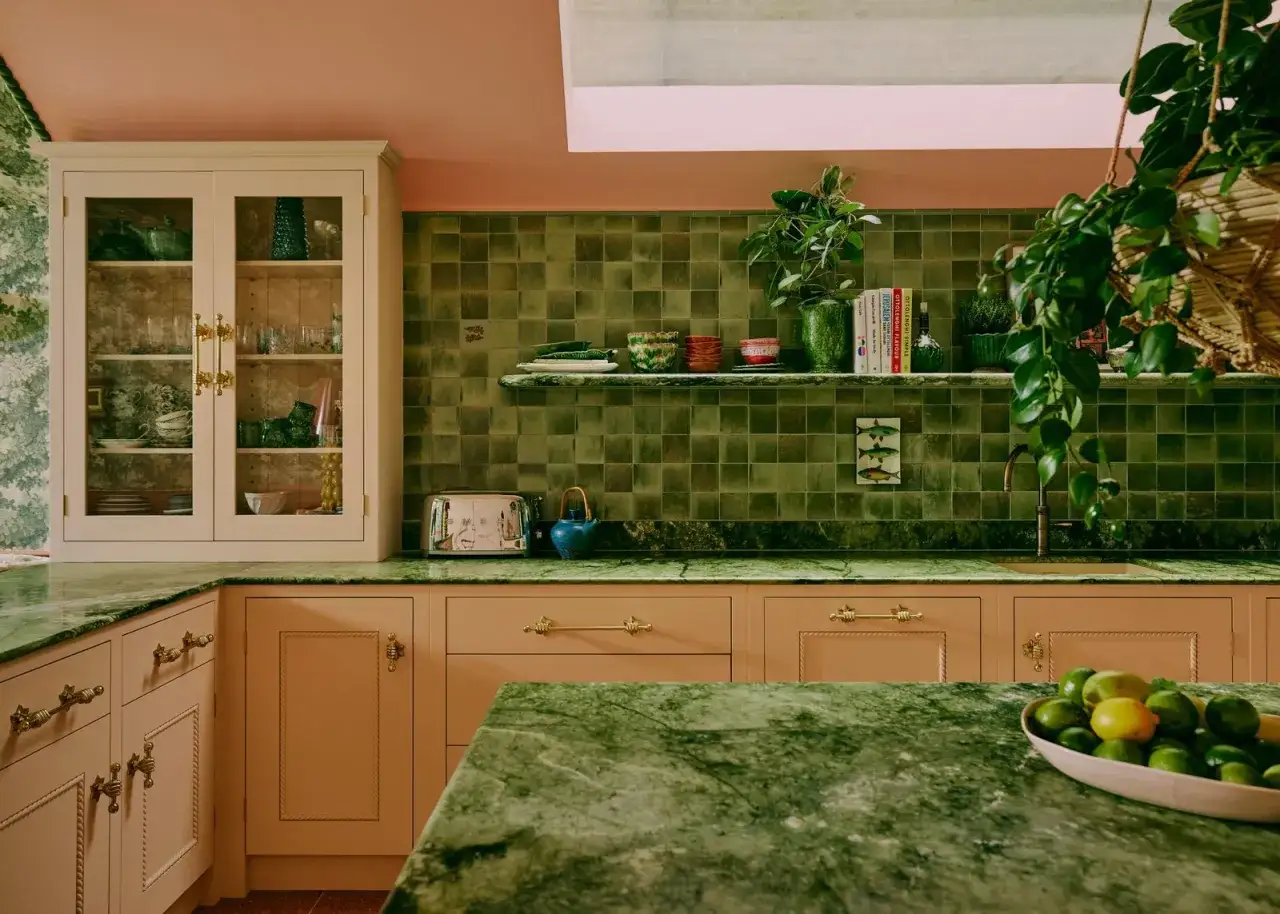 Cocinas verdes vintage con encimeras de m&aacute;rmol, armarios color melocot&oacute;n y azulejos de pared verde musgo.