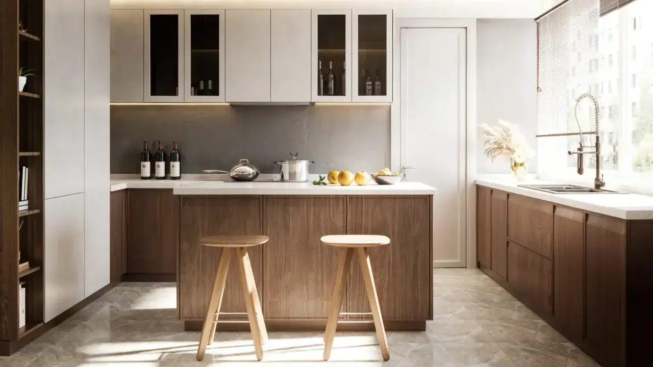 Cocinas pequeñas con barra de madera, dos taburetes de madera y encimera blanca. Botellas de vino y frutas decoran la barra.