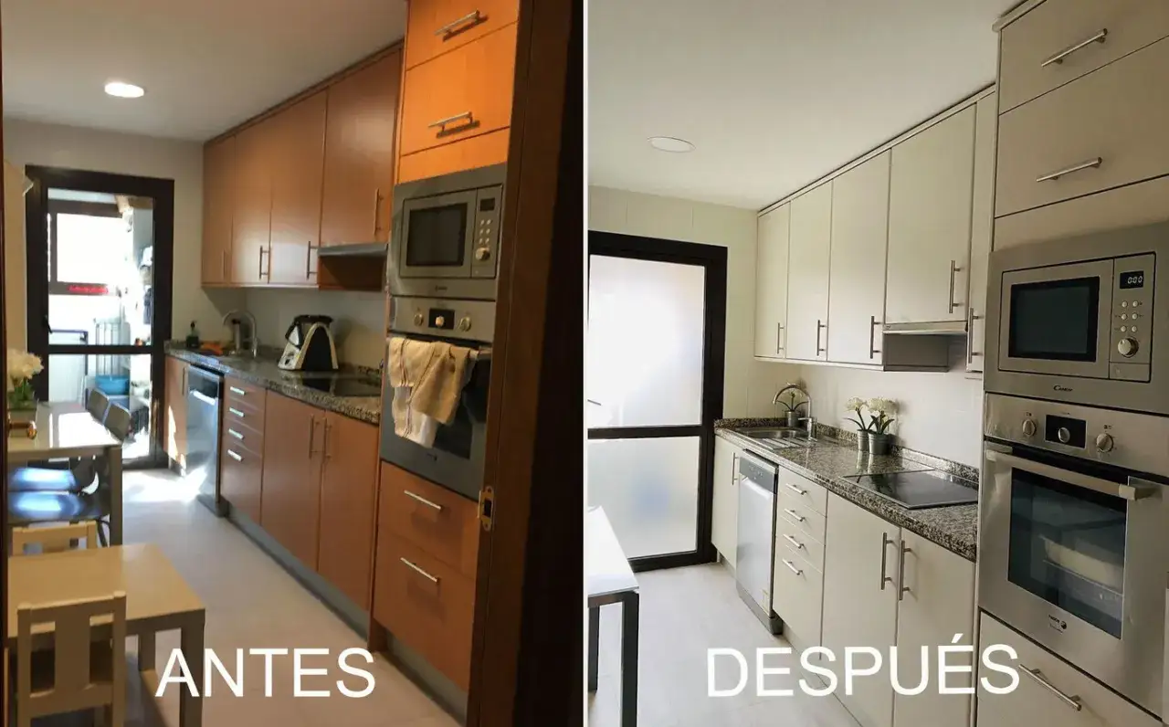 Cocina antes y despu&eacute;s: un cambio radical. Muebles de madera oscura transformados a blancos modernos.