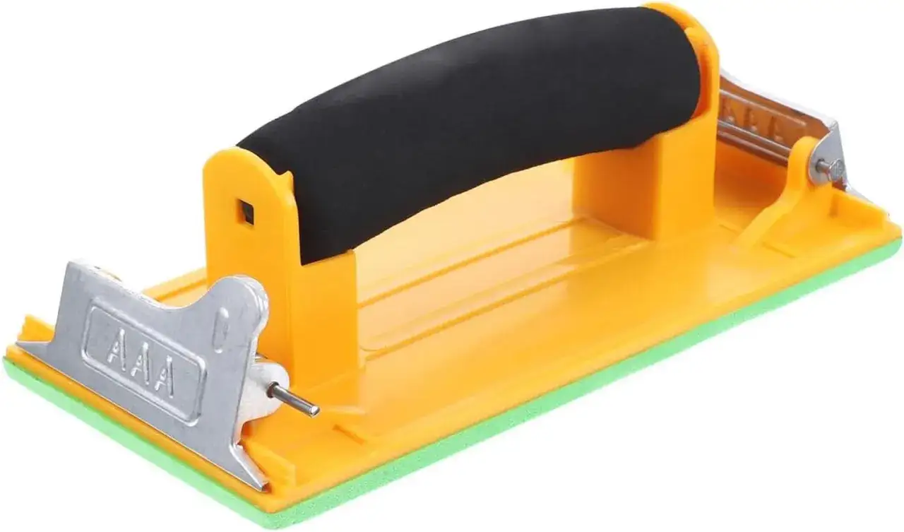 Sujetador de lija para pared con mango ergonómico negro y base amarilla. Ideal para trabajos de lijado.