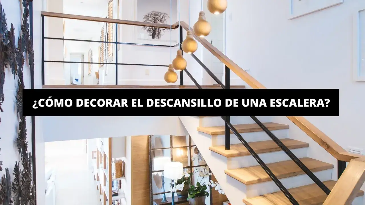 Elegante rellano escalera decoracion con lámparas doradas y arte en la pared. El descansillo de la escalera luce moderno y acogedor.