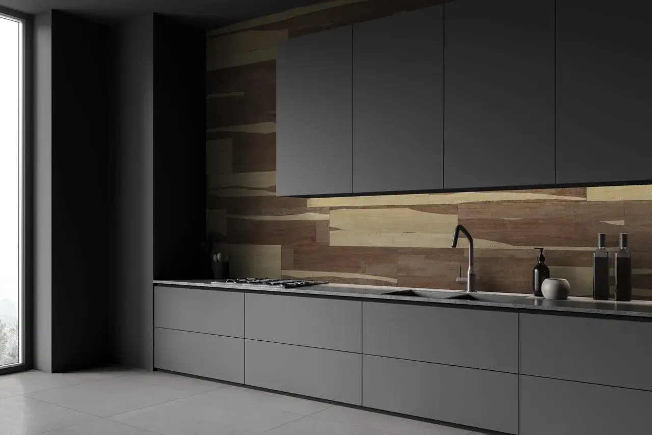 Cocina moderna con azulejos de madera en tonos tierra, reflejando las &uacute;ltimas tendencias en azulejos para cocinas.