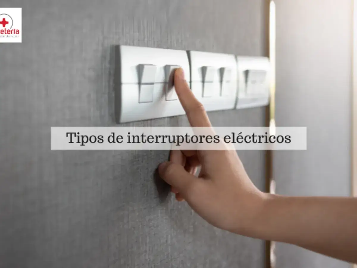 Mano presionando un interruptor el&eacute;ctrico, que es un dispositivo para controlar el flujo de electricidad.