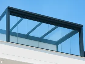 Modernos cristales para acristalar terraza, creando un espacio luminoso y protegido bajo el cielo azul.