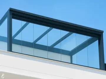 Modernos cristales para acristalar terraza, creando un espacio luminoso y protegido bajo el cielo azul.