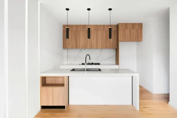Cocinas pequeñas con barra, minimalistas y modernas, con gabinetes de madera y encimera blanca.