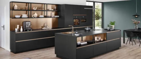 Elegantes cocinas pequeñas con isla central negra, gabinetes dorados y electrodomésticos integrados.