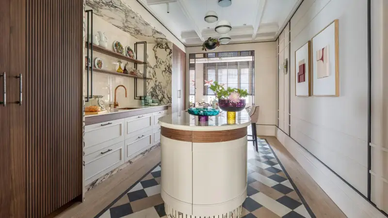 Cocina moderna y elegante, ideal para reformar tu hogar. Isla central, encimeras de mármol y detalles en cobre.