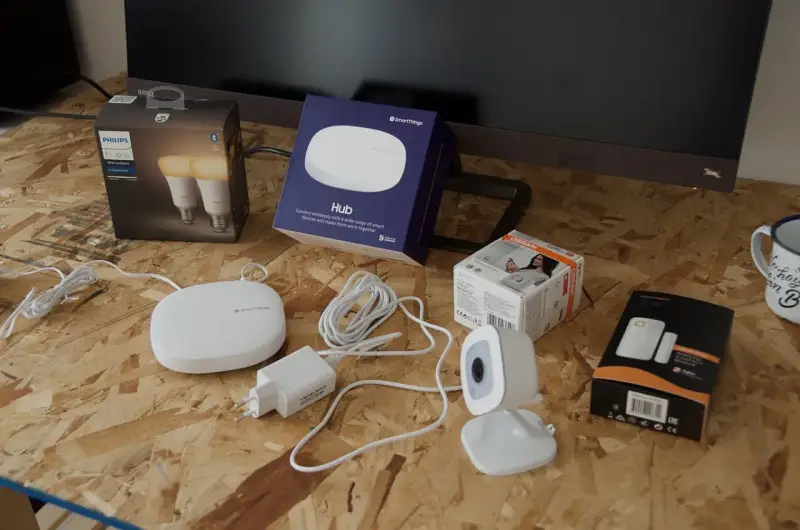 Componentes para domótica en casa: bombillas Philips Hue, hub SmartThings, cámara y sensores Osram y AduroSmart.