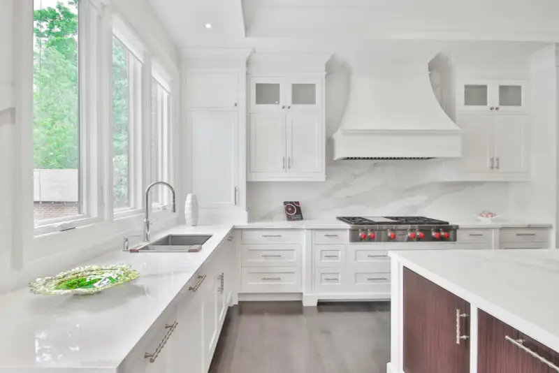 Cocina blanca moderna con encimera de mármol. La idea de pintar encimera cocina es perfecta para este espacio.
