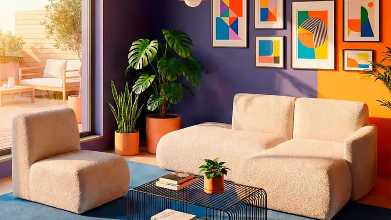 Sofá y sillón de peluche color crema, plantas exuberantes y arte abstracto vibrante en las paredes, evocando un estilo moderno con toques de **art déco**.